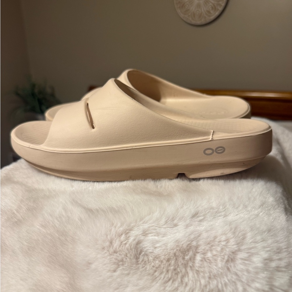 OOFOS Sandals in Nude Beige